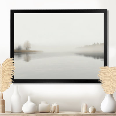 Tableau encadré « Horizon matinal brumeux sur une rivière » de Minimalgrey - Lacs et rivières