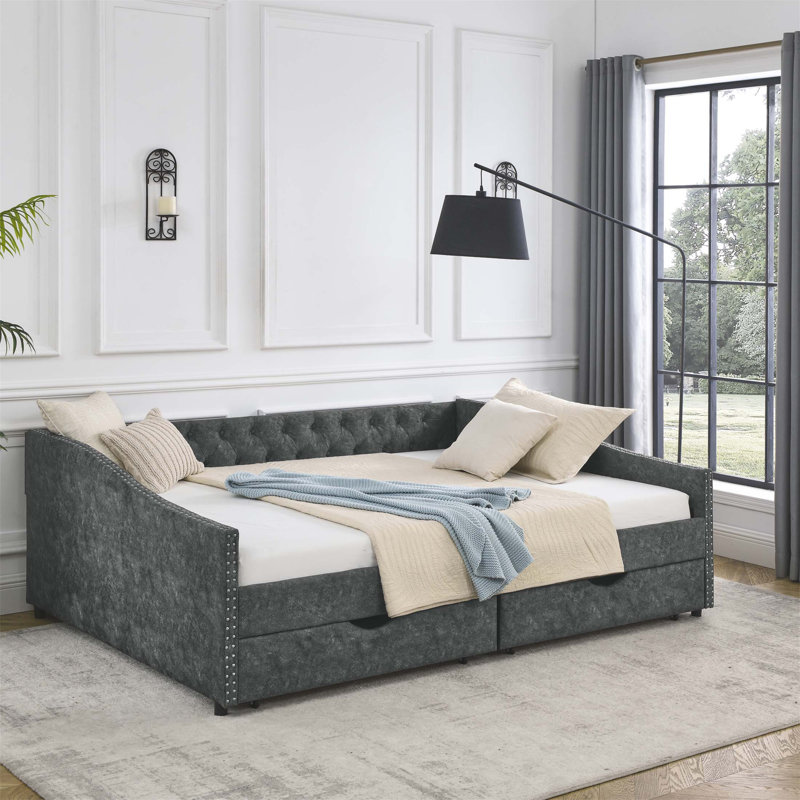 Lit de jour rembourré d'inspiration Mid-Century avec capitonnage à boutons, accoudoirs ondulés et tiroirs de rangement pour une vie élégante et fonctionnelle