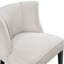 Chaise beige rembourrée en mousse avec finition et siège à dossier courbé avec pieds en tissu texturé-444064065