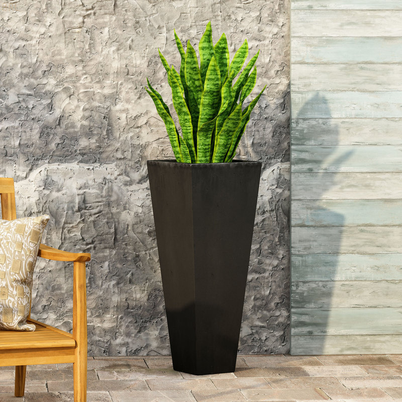 Jardinière d'extérieur moderne en pierre MGO, H 32,5 po x l 13 po x P 13 po, Noir