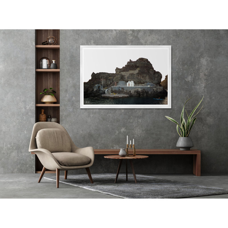 Cliffside Church par Tim Klein - reproduction de photo sur papier encadrée, H 35,5 po x l 54,75 po x P 1,5 po, Blanc