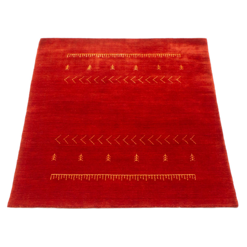Les tapis Gabbeh sont fabriqués à la main avec des poils très hauts et des motifs très simples et stylisés.