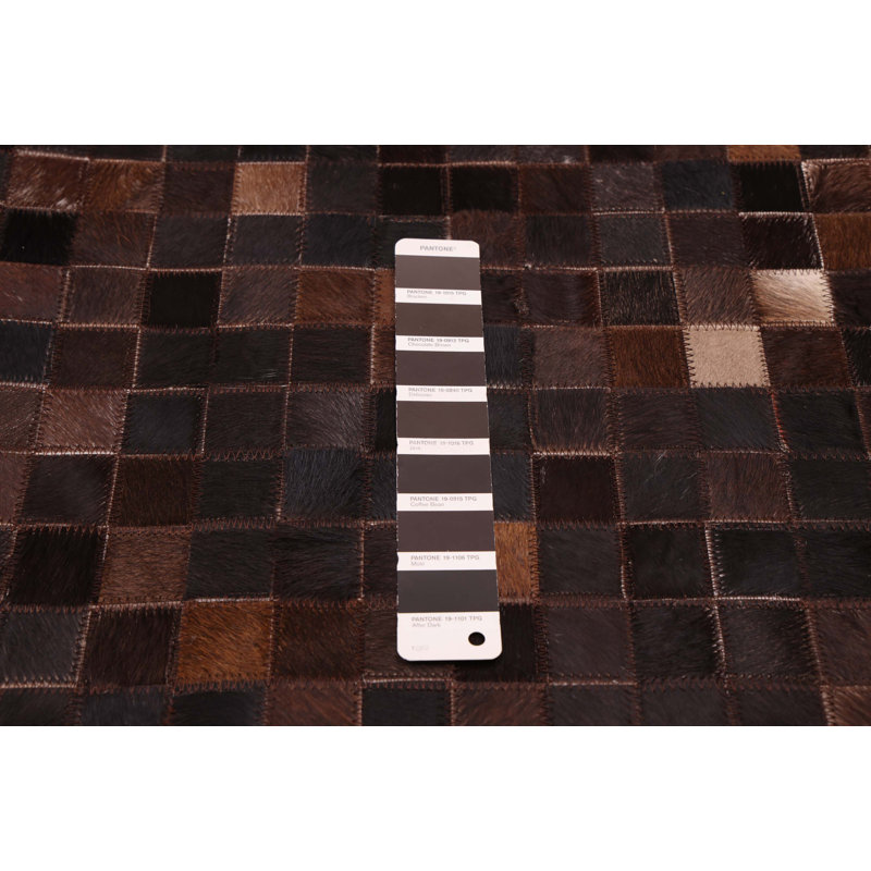 Tapis brun en cuir de vache patchwork 4 pi 1 po x 6 pi 0 po