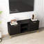 Meuble télé de style Mid-Century moderne pour 50 téléviseurs à écran plat de 59 pouces avec portes ondulées, poignées dorées, charnières à fermeture en douceur, rangement ouvert et flexible, décor noir et doré dans le salon principal