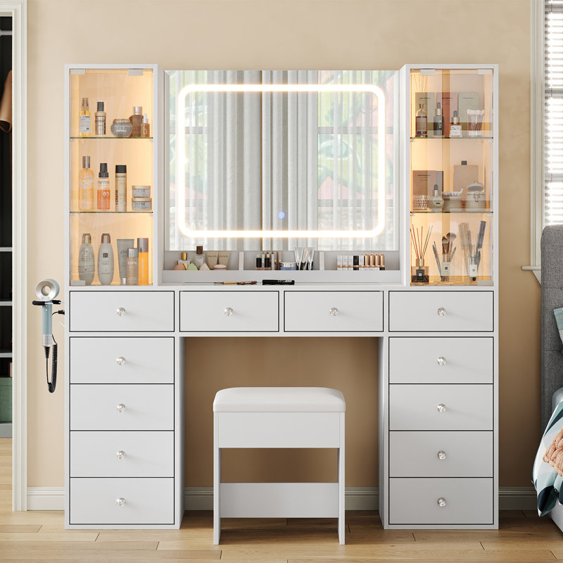 Coiffeuse de maquillage avec station de charge, bureau de coiffeuse avec miroir à DEL et 2 armoires en verre, 3 modes de couleurs, luminosité réglable, ensemble de coiffeuse 12 tiroirs avec plateau en verre, coiffeuse avec fauteuil