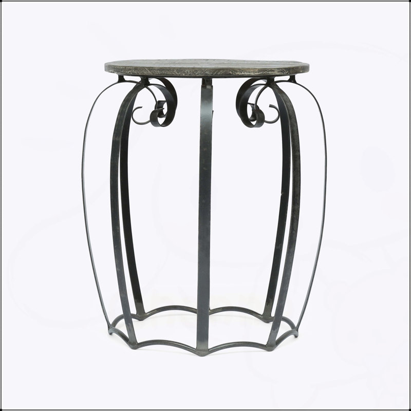 Table d'appoint moderne en bois de manguier et en fer avec un design artisanal unique, parfait pour un décor élégant