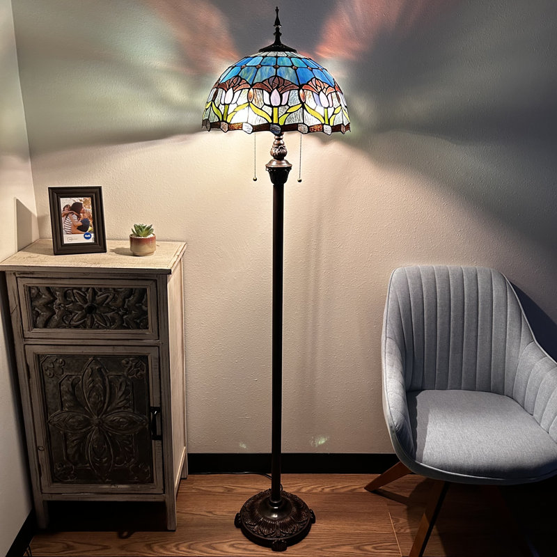 Lampe sur pied Shelba Tiffany en verre teinté mauve bleu avec ampoules DEL à base en métal l 16 po x P 16 po x H 64 po
