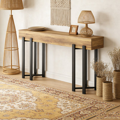 Console en bois avec canapé et couloir