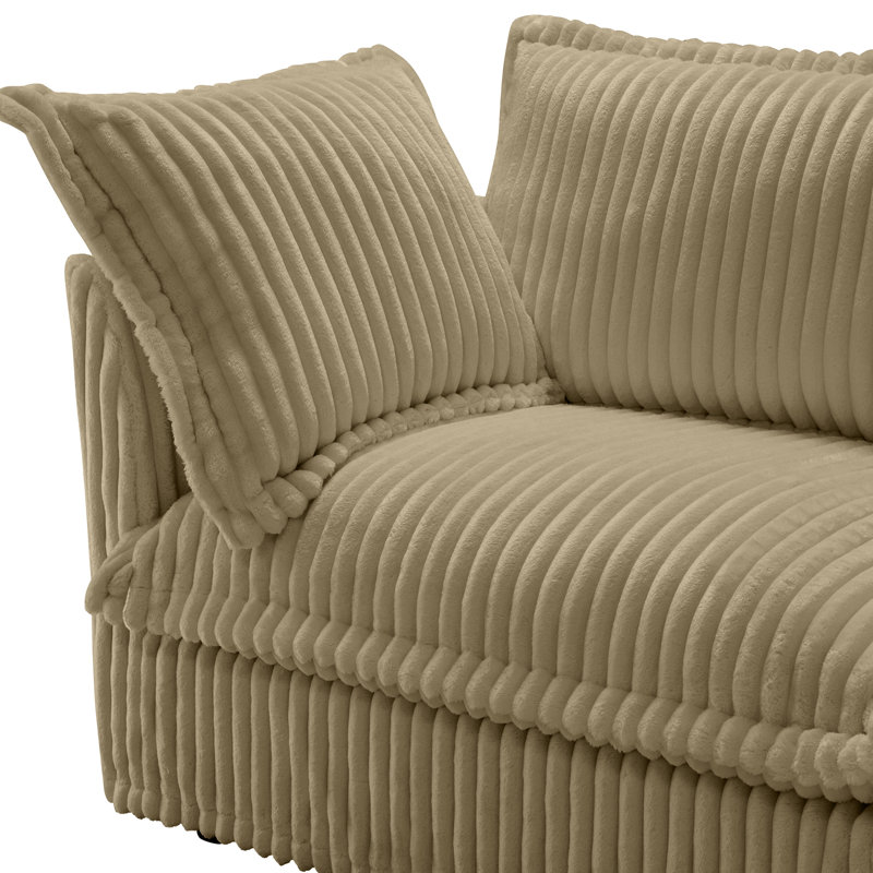 Luxueux canapé trois places - Velours côtelé camel avec assise profonde et coussins pour un confort optimal, ambiance douce et chaleureuse.