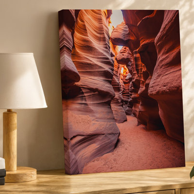Toile une vue imprenable sur un canyon étroit mettant en vedette des murs de grès ondulés et lisses dans des tons riches de rouge et d'orange