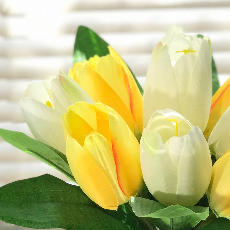 Centre de table tulipes dans un vase, Crème / jaune