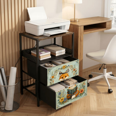 Table de chevet avec station de recharge, 2 tiroirs, ports USB et prises électriques, tablette ouverte, noire, idéale pour la chambre ou le salon. Motif d'époque : un renard mignon lisant un livre et une couronne de fleurs.