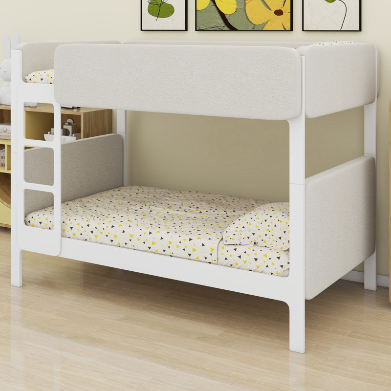 Lit superposé avec tête de lit rembourrée épaisse et barrières de sécurité pour les chambres d'enfants partagées et les soirées pyjama.