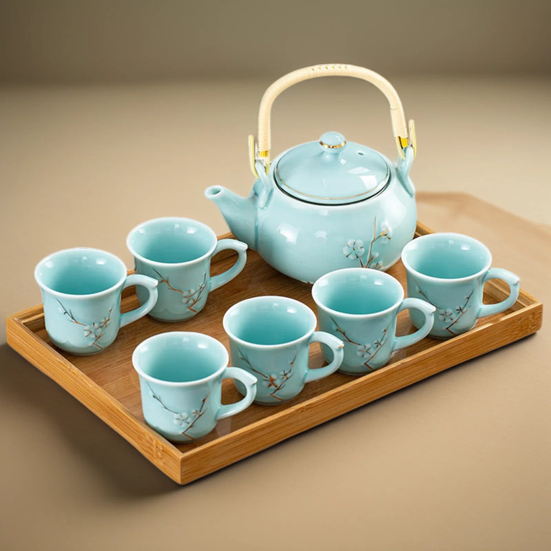 Service à thé en céramique Celadon avec motif en relief de fleurs de prunier, comprenant une théière, 6 tasses à thé anti-brûlure, un plateau à thé en bambou et une passoire pour la maison, l'extérieur et les cadeaux