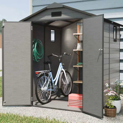 Remise de rangement extérieure verrouillable en plastique de 6 pi x 6 pi en gris foncé - pour ranger les vélos, les tondeuses à gazon et les outils de jardin, plafond haut pour plus d'espace, durabilité en résine renforcée de métal, fenêtre de fenêtre latérale