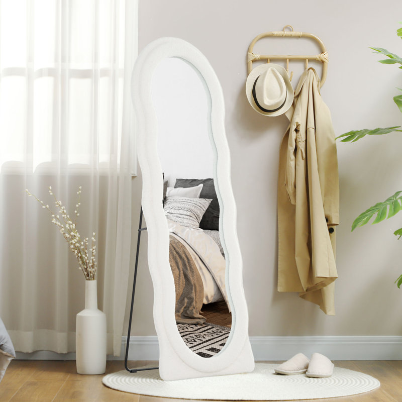 Miroir pleine grandeur irrégulier avec cadre ondulé 63 po x 24 po blanc