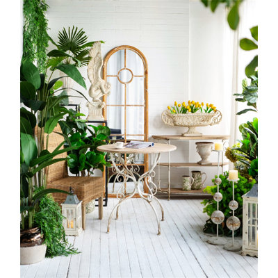 Table ronde en bois avec pieds à volutes en métal