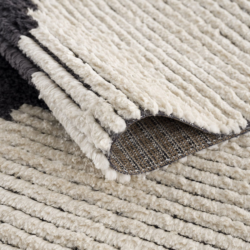 Tapis noir et ivoire moderne