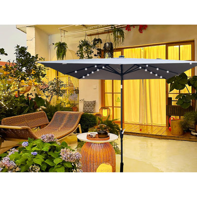 Parasol carré d'extérieur 2,5x2,5m à 8 nervures à énergie solaire avec éclairage à DEL pour cour arrière de jardin et piscine, imperméable, protection, assemblage facile de la couleur de l'évent, éclairage doux - 10 heures