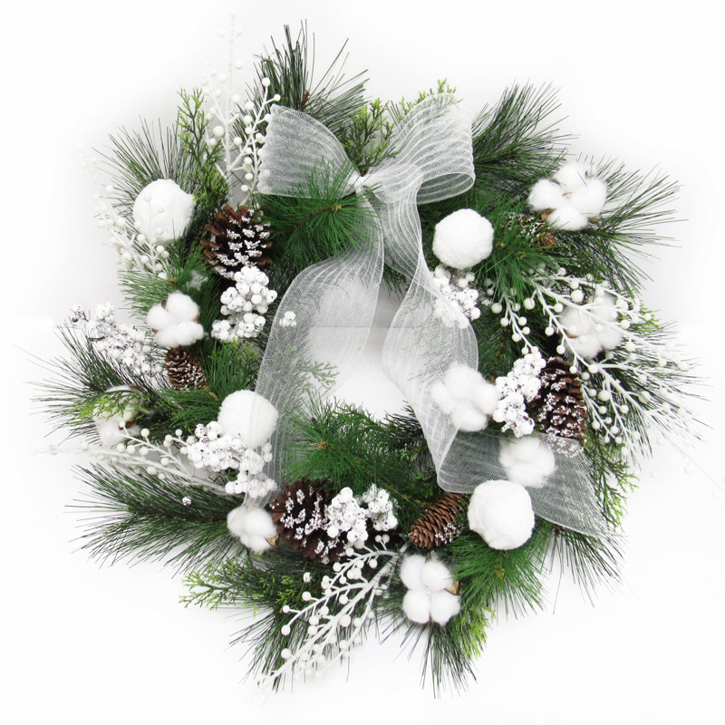 Couronne de pin 24 po avec baies de coton givrées