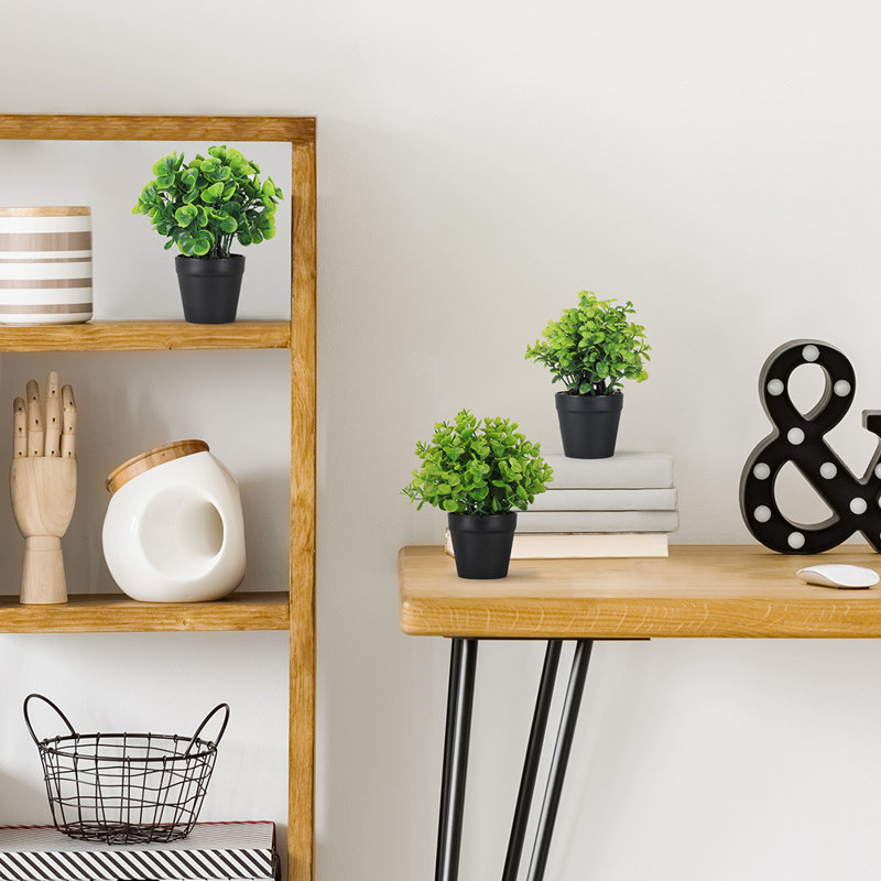 Plante artificielle verte en pot