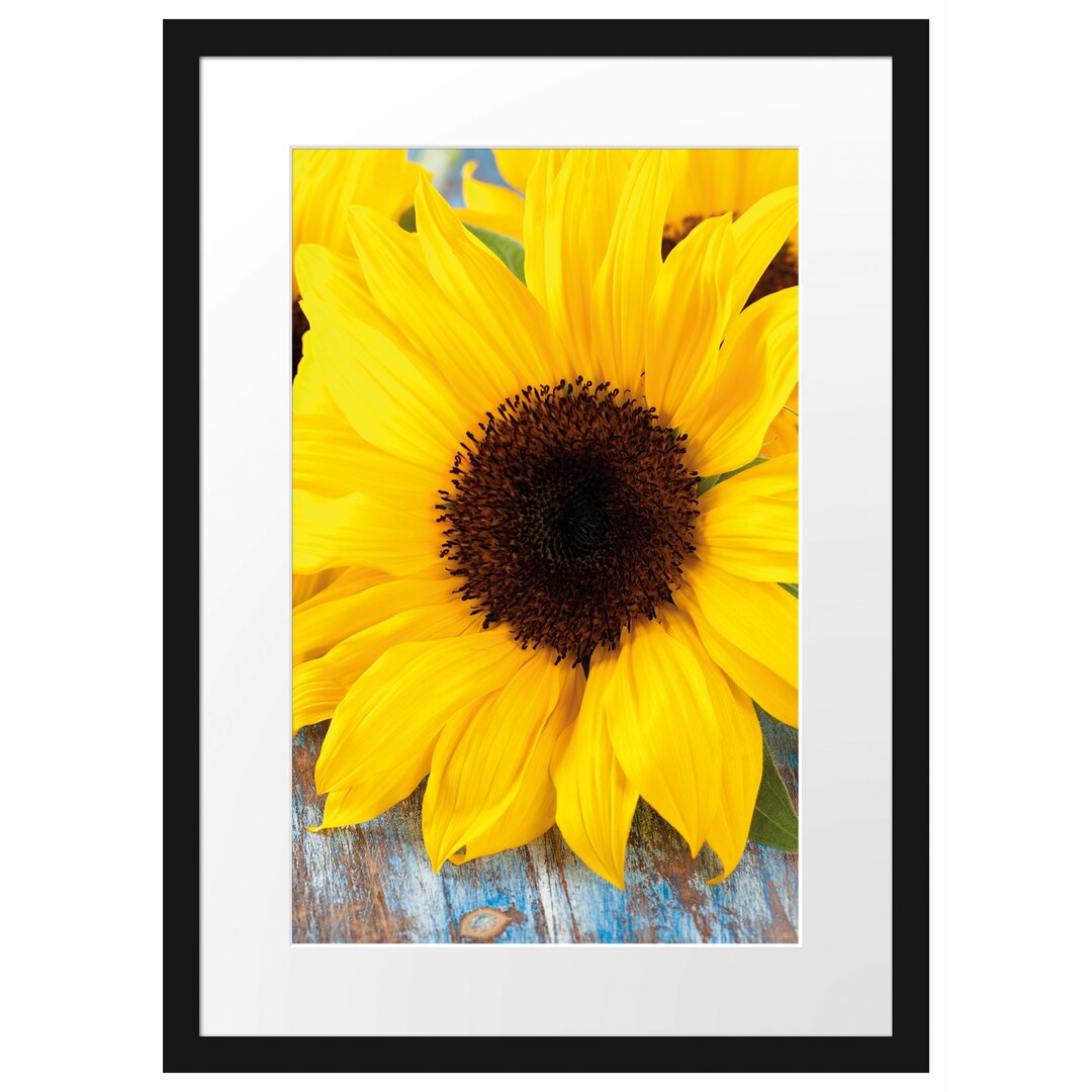 Gerahmtes Poster Sonnenblumen auf Holztisch