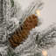 Arbre de Noël artificiel en pot pré-éclairé avec pommes de pin et lumières DEL chaudes-119286506