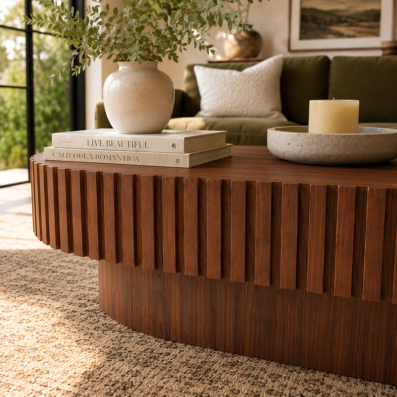 Table basse ovale de 111 cm (43,7 pouces) avec plateau en placage de bois, relief cannelé en bois massif, pied central en MDF et montage facile pour le salon