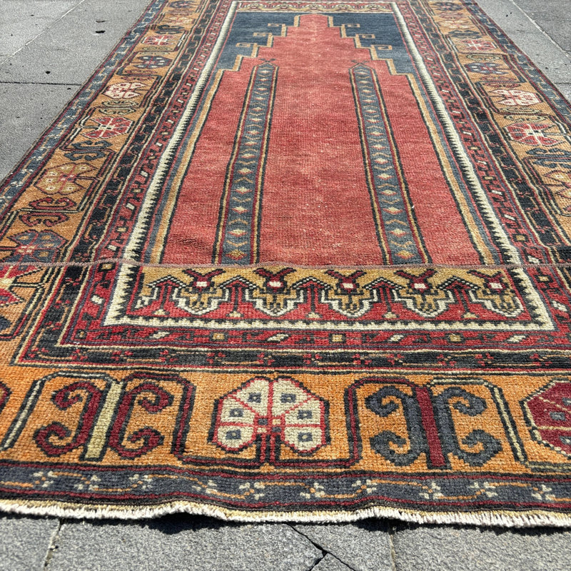 Tapis turc anatolien rétro en laine tissé à la main avec des accents roses, idéal comme cadeau de décoration unique