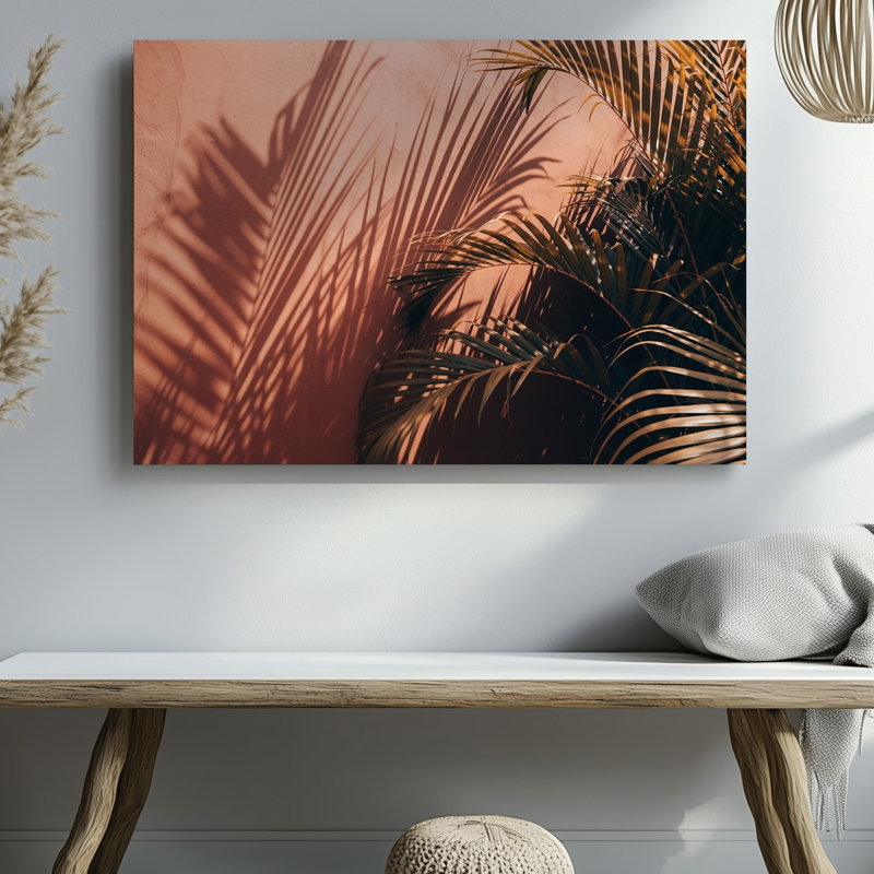 Toile d'un mur chaud et ensoleillé dans une teinte terre cuite douce servant d'art mural comme toile de fond pour des ombres complexes projetées par Lush Palm