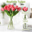 Vraies tulipes artificielles dans un vase en verre avec de l'eau artificielle, décor de table rose rouge-601911223