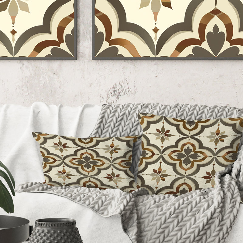 Coussin moderne brun et beige à motif de quadrilobe III, H 16 po x l 16 po