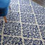 Tapis blanc et bleu marine avec motif floral damassé-27321229