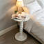 Table d'appoint ronde à pied fuselé blanc, table de chevet ornée de perles, table décorative multifonctionnelle pour salon, chambre à coucher et petits espaces