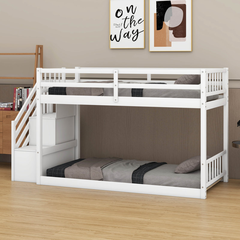 Lit superposé bas simple en bois avec escalier de rangement et garde-corps pleine longueur, Blanc