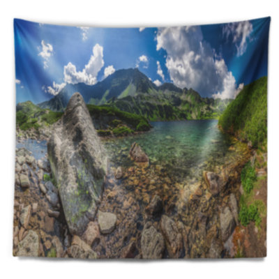 Étang incroyable dans la tapisserie des montagnes tatra Seashore