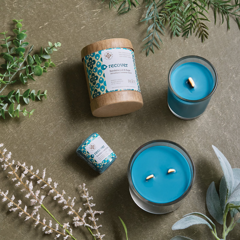 Bougie parfumée en pot récupérant le bois de santal et la sauge Seeking Balance, 12 oz