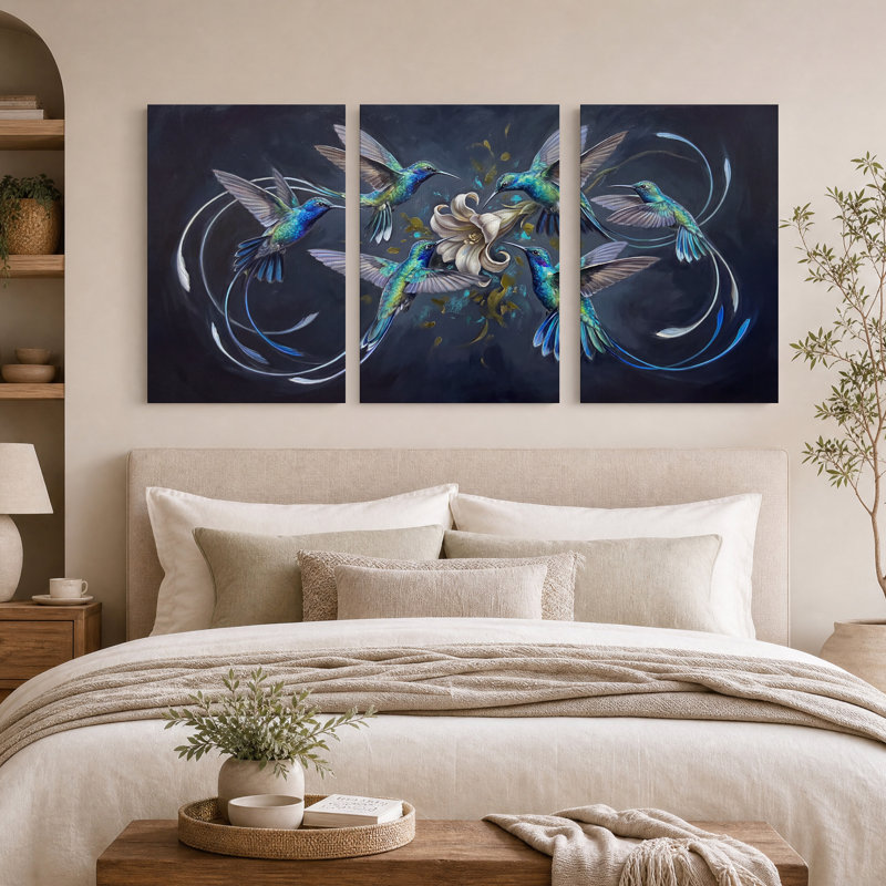 Colibri irisé bleu autour de fleurs crème, ensemble de 3 toiles, H 18 po x l 12 po x 3 pièces