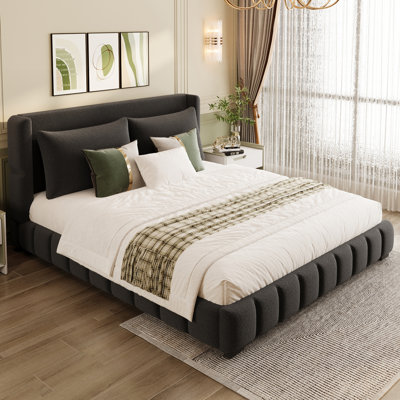 Lit plateforme tapissier avec 2 coussins