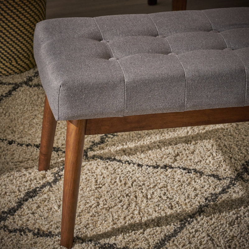 Tissu gris, apportant une touche de sophistication au salon avec une texture douce, parfaite pour le confort