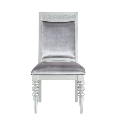 Chaise d'appoint en tissu et platine 2 pièces - siège fixe avec capacité de 220 lb, profondeur de 20 po, hauteur de 19 po. Délicats incrustations de strass rectangulaires brillants. Coussin de dossier confortable. Tablier en bois tourné