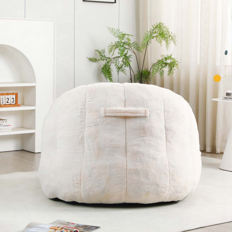 Fauteuil à billes, Fausse fourrure blanche
