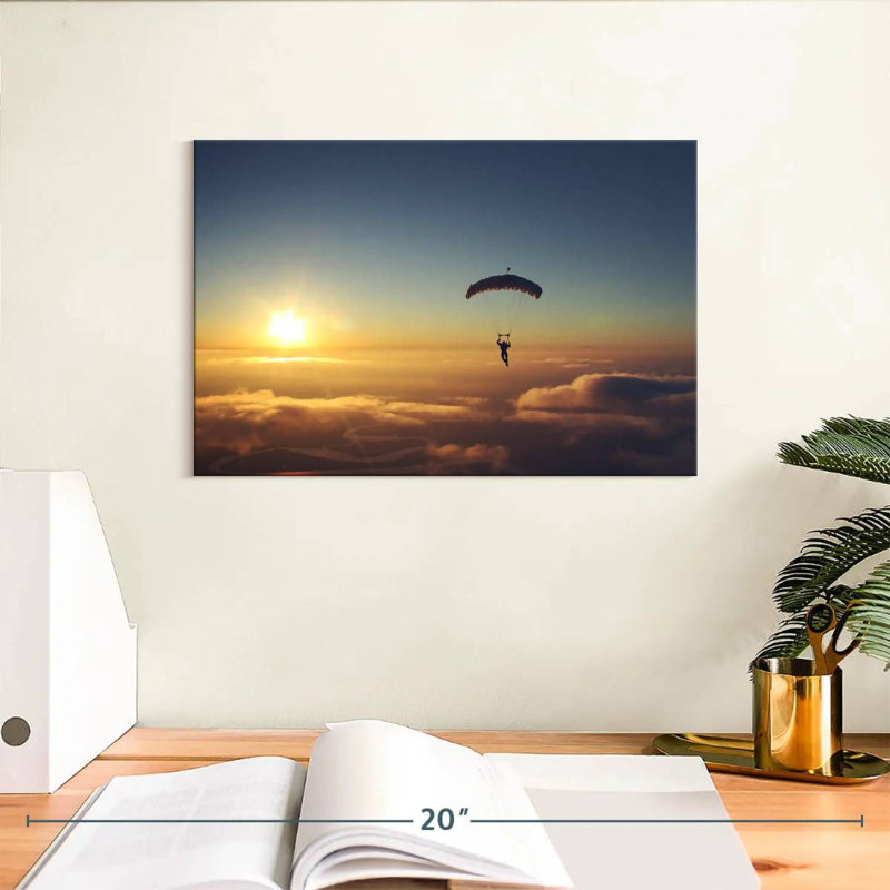Parachutiste Sireci regardant un coucher de soleil, H 8 po x l 12 po