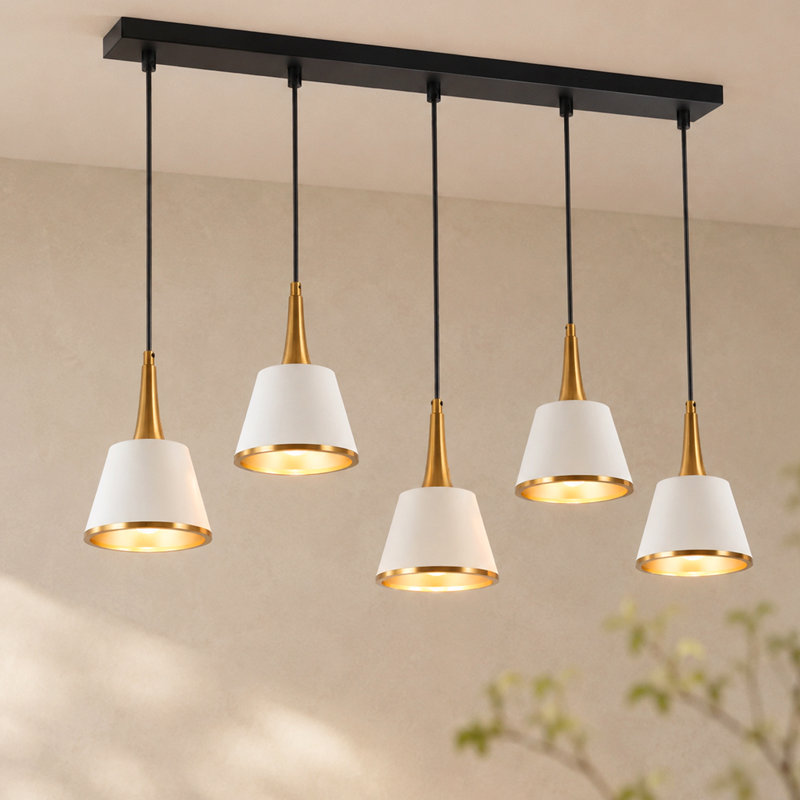 Suspension moderne à 5 lumières Kennesaw, à intensité variable, avec cône linéaire blanc et or, idéale pour îlot de cuisine.