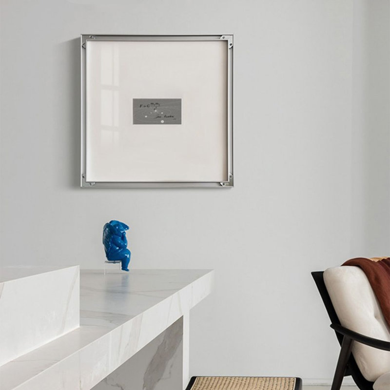 Une simple photo décorative suspendue grise, H 19,69 po x l 19,69 po