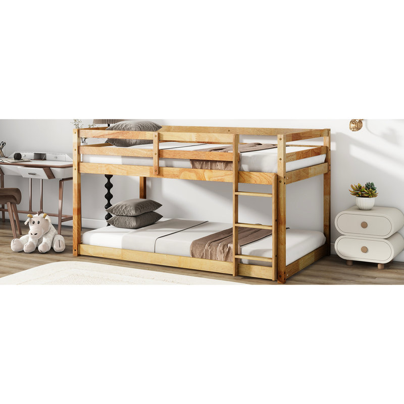 Lit simple au-dessus d'un lit mezzanine naturel - Offrez-vous une expérience de sommeil relaxante en grimpant en toute sécurité jusqu'au lit supérieur