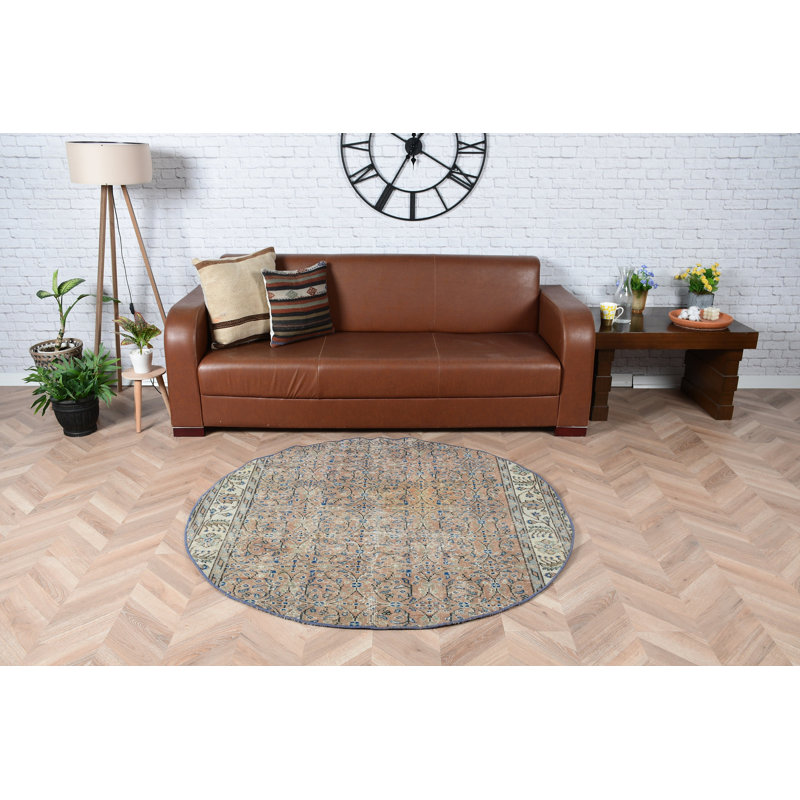 Tapis rond turc vintage dans une riche teinte brune, idéal pour les cuisines et un cadeau parfait pour lui