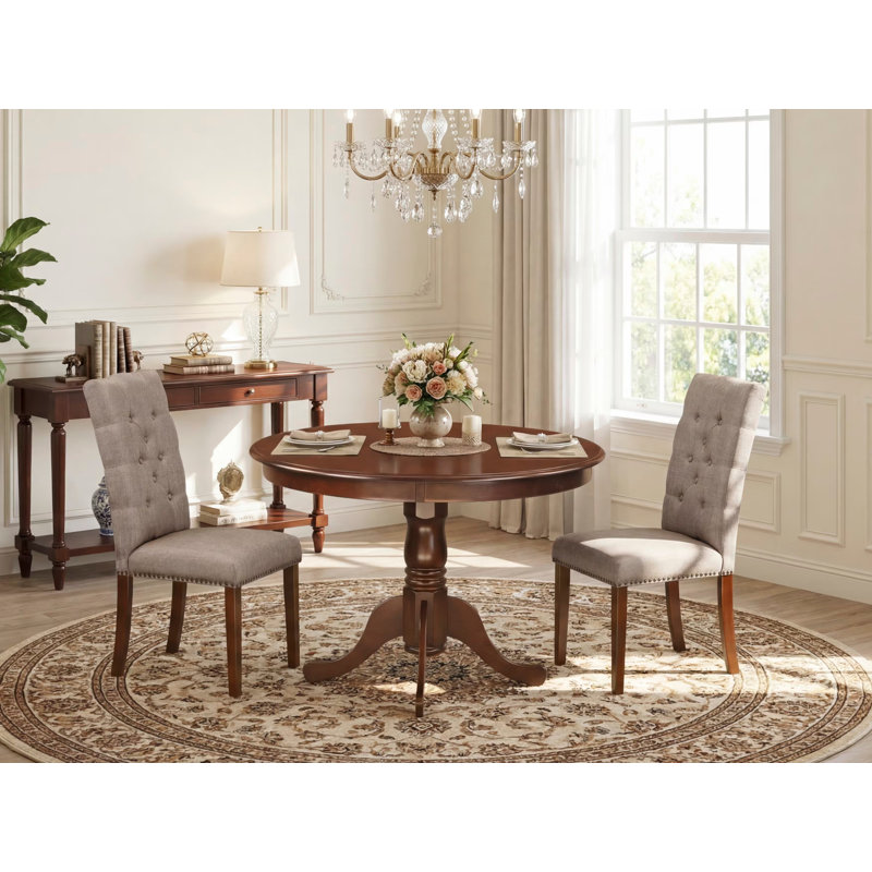 L'ensemble de table de salle à manger 3 pièces comprend une table de salle à manger ronde avec piédestal et 2 chaises de cuisine revêtues de tissu de lin kaki foncé, acajou