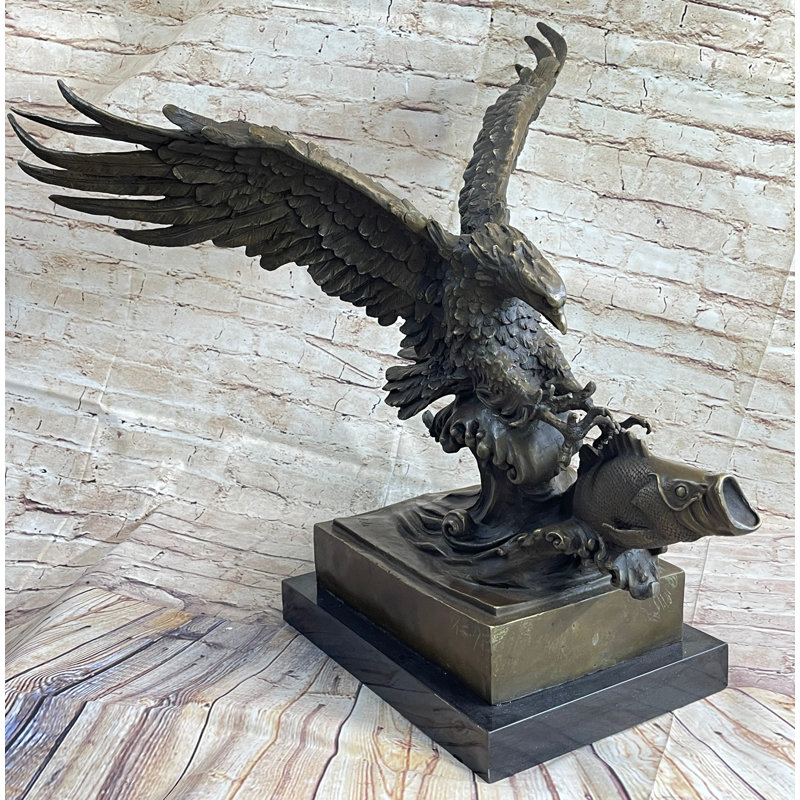 Sculpture très grand aigle américain ramassant un poisson de l'océan par Milo