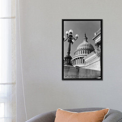 Impression sur toile tendue des années 1950-1960 à angle bas de capitol building